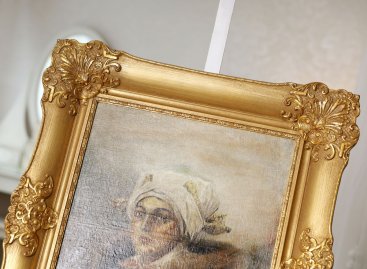 Tradiční ornamenty na zlaceném blondelovém rámu starého obrazu Joža Uprky
