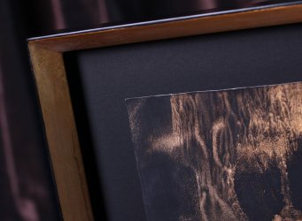 Luxusní zlacený rám s patinou na obraz Patrika Hábla s černou a zlatou strukturou