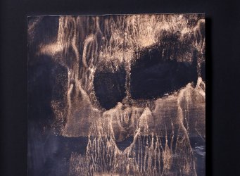 Obraz Hory Patrika Hábla na papíře ve float mount adjustaci při pohledu zblízka