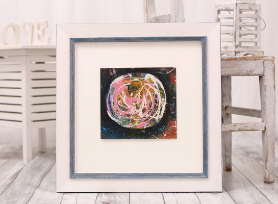 Malý originální obraz Buňka Oty Janečka zvětšený pomocí neobvyklého rámování s paspartou a bílo modrým dřevěným rámem v shabby chic interiéru.