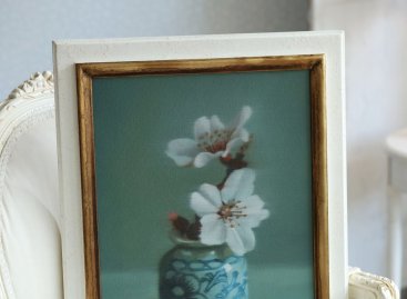 Kombinace bílého rámu se zlatou filetou s obrazem květin vypadá nádherně