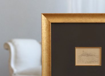 Zlatý rám na obraz Jana Zrzavého Ile de Sein s ladící zlatou filetou v tmavé muzejní paspartě