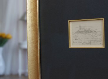 Detailní pohled na zlatý rám a zlacenou filetu  v hnědé muzejní paspartě na leptu Jana Zrzavého Ile de Sein