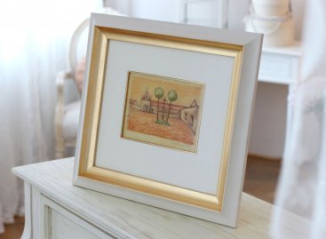 Rámování obrazu Jana Zrzavého Praha Loretánské náměstí s bílou paspartou, bílo-zlatám rámem a zlatou dřevěnou filetou v pražském interiéru