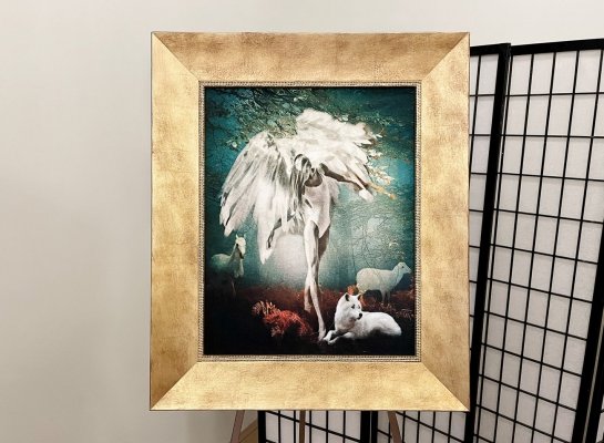 Roman Řehák Anděl obraz na koberci v hladkém zlatém rámu