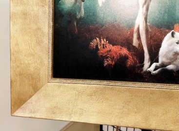 Hladký zlatý rám zdobí tři řady jemných perliček s tmavou patinou