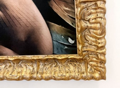Výrazně ornamentální zlatý ozdobný rám pro obraz Romana Řeháka s andělem v Praze