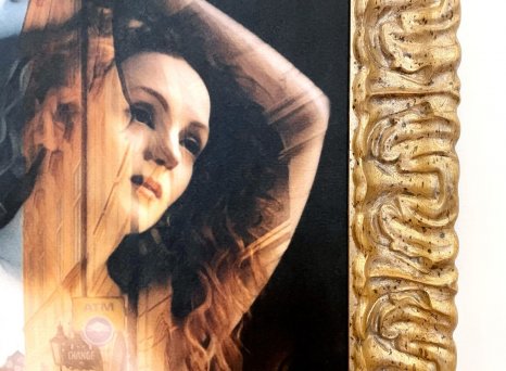 Rám na obraze Romana Řeháka má výrazné barokní ornamenty a krásné zlato s patinou 