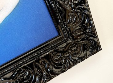 Černý glamour rám ve vysokém lesku má typický barokní květinový ornament