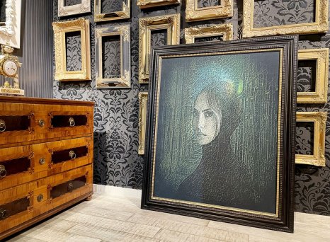 Portrét dívky Kateřiny tištěný na koberci od Romana Řeháka v nádherném rámu holandského typu v interiéru rámařství Frameit.cz