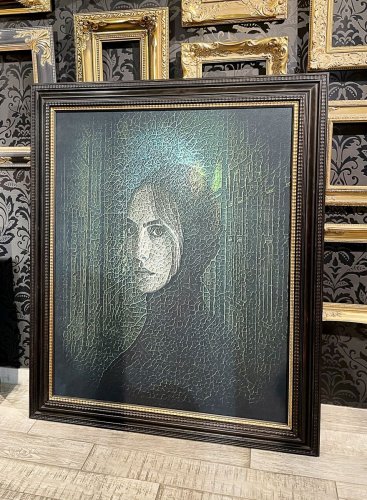 Portrét dívky na koberci Romana Řeháka v širokém černém rámu holandského typu