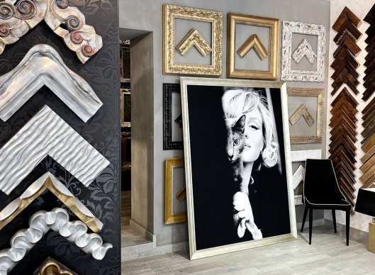 Obraz na koberci Marilyn Monroe od Romana Řeháka v interiéru rámařství Frameit