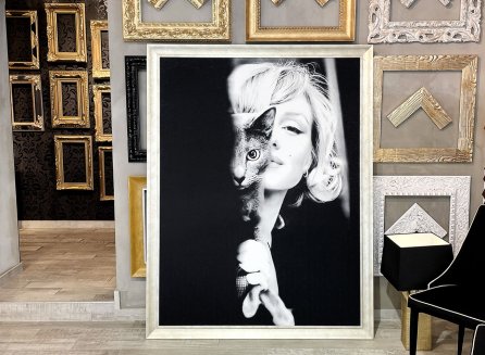 Obraz na koberci Marilyn Monroe od Romana Řeháka ve stříbrném rámu v interiéru rámařství Frameit