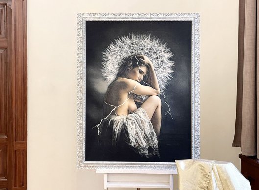 Rámování aktu s pampeliškou Romana Řeháka do modro stříbrného ornamentálního rámu