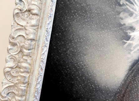 Ráma v sobě kombinuje barokní ornament a neobvyklé odstíny modré se stříbrem