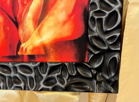 Moderní černý rám a červený akt na koberci od Romana Řeháka