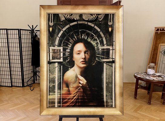 Portrét ženy tištěný na koberci v tradičním hladkém zlatém rámu tvaru oblouku