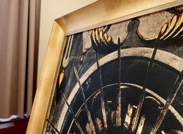 Široký zlatý rám tvaru oblouku obrazu Romana Řeháka velice sluší