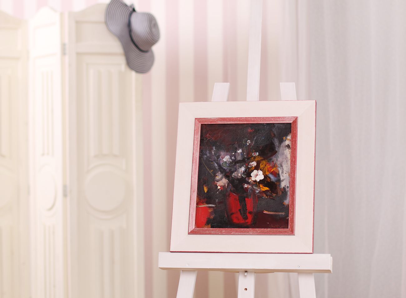 Rámování obrazu na plátně malého formátu do bílého rámu s červenou filetou | © Frame-it.cz