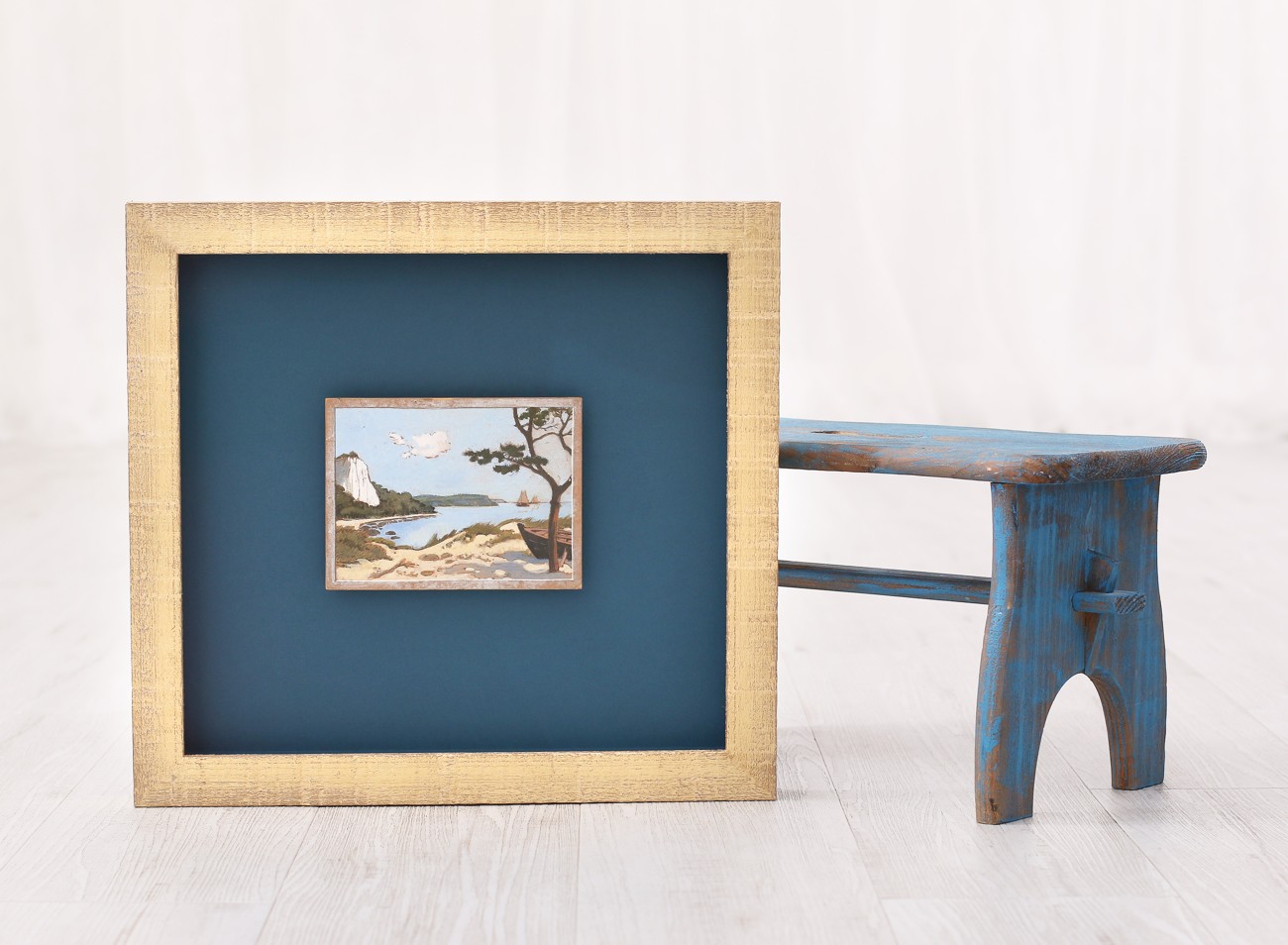 Malý obraz Zátoka Emila Orlika zarámovaný v moderním zlatém prostorovém rámu s modrou paspartou | © Frame-it.cz