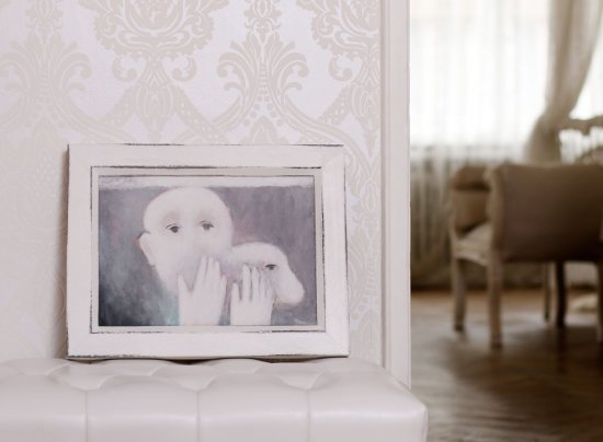 Olejomalba Vladimíra Komárka na plátně v šedavých tónech zarámovaná v bílém rámu se šedými hranami