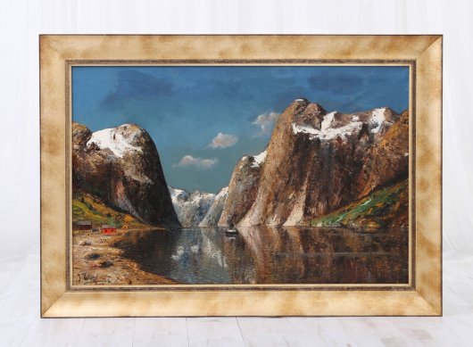 Obraz na plátně s norským fjordem zarámovaný do zlatého dřevěného rámu se zlatou dřevěnou filetou