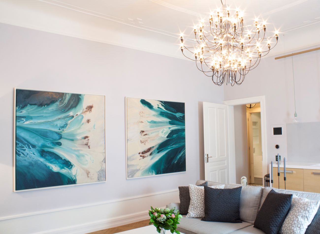 Moderní plovoucí rámy na abstraktní obrazy v luxusním interiéru pražského bytu | © Frameit.cz