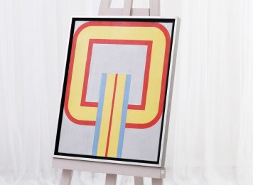 Plovoucí rám kombinující černou a stříbro s obrazem Josefa Hampla dokonale ladí a dá vyniknout jeho tvarům i barevnosti 