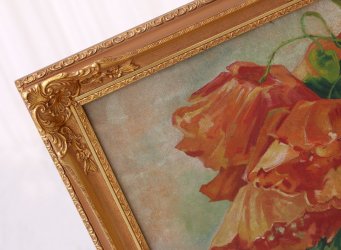 Detail rohového ornamentu tradičního zlatého blondelového rámu s patinou na obraze Luční Máky