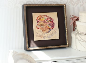 Obraz ženy v krojovém čepci na kartonu zarámovaný v hlubokém ozdobém rámu na hnědé paspartě a s antireflexním sklem