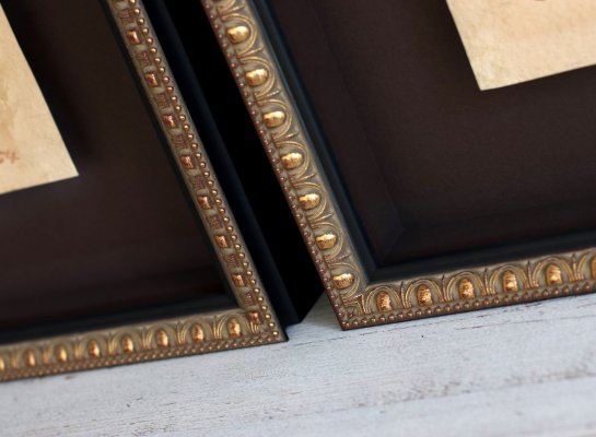 Detailní pohled na hluboké prostorové rámy s ornamentem, hnědou paspartou a antireflexním sklem, které je téměř neviditelné  