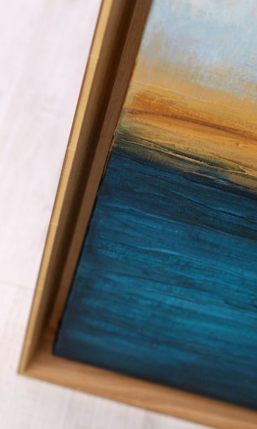 Elegantní plovoucí float rám v přírodním dubu se zlatem skvěle ladí k barvám obrazu