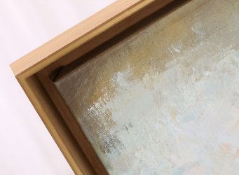 Masivní dubový plovoucí rám má zajímavý zašikmený tvar na straně obrazu