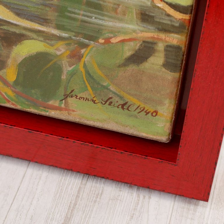 Široký červený plovoucí rám má tmavé detaily a ručně tažený lak