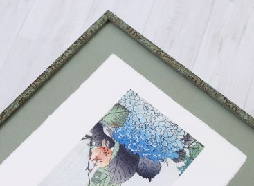 V kombinaci jemného zelenkavého rámu a světlé zelené pasparty japonský obraz báječně vynikne