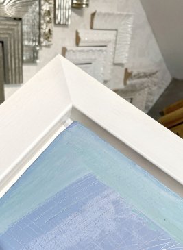 Mezi abstrakním obrazem a plovoucím rámem je mezera, aby rám nezakryl ani část obrazu