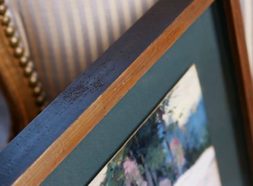 Rám vzhledu starého dřeva jsou s moderním obrazem ve vzrušujícím kontrastu