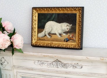 Olejomalba Kočka s vojáčkem v kvalitním zlatém černě patinovaném rámu v interiéru obývacího pokoje v Praze