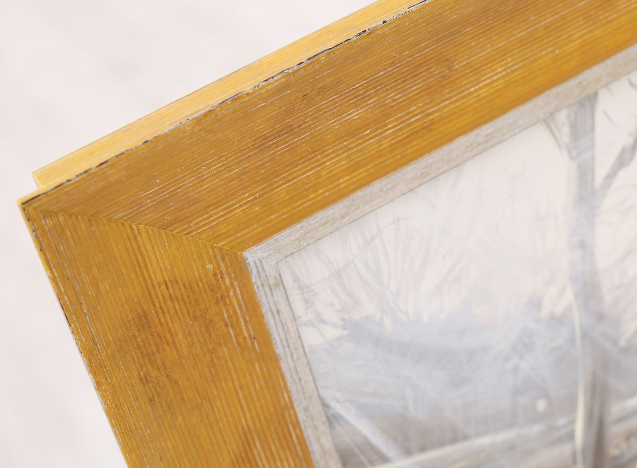 Moderní žlutý rám s podélným pruhováním a stříbrnou vnitřní filetou na současné olejomalbě | © Rámařství Frame it