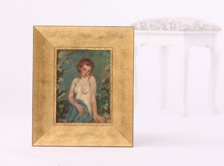 Jemný ženský půlakt v klasicky elegantním zlatém rámu tvaru širokého oblouku