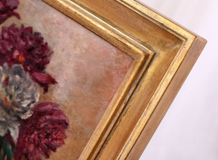 Zlatý modelový rám na obraz Kytice pivoněk s krásným tradične tvarovaným profilem, uzavřenými rohovými spoji a jemnou patinou