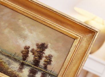 Zlatý modelový rám na obraz má uzavřené rohy a jemnou patinu