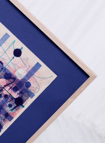 Přírodní rám a modrá pasparta bez výřezu barevně ladí s obrazem Matthew Burrowse