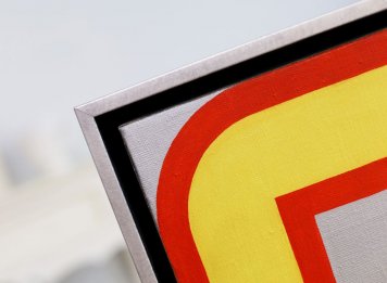 Stříbrná na plovoucím rámu je o stupínek tmavší než stříbro na obraze Josefa Hampla