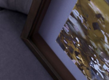 Moderní hnědý rám doplňují pasparty v tmavohnědé a světle modré, které ladí s barvami obrazu Tomáše Honze Chrudimka