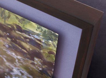 Moderní prostorové rámování s 3D efektem na modré paspartě pomáhá obrazu Tomáše Honze dobře vyniknout