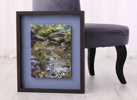 Akvarel s řekou Chrudimkou od Tomáše Honze v hnědém moderním rámu se zajímavou modrou a hnědou paspartou