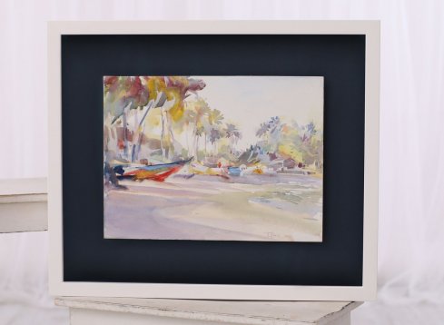 Akvarel Tomáše Honze, lodě na pláži v moderním prostorovém rámování do bílého rámu a tmavomodré pasparty