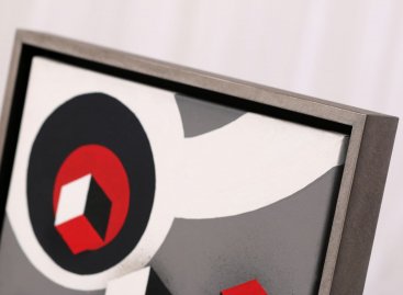 Patinované stříbro na moderním plovoucím rámu ladí se středními tóny obrazu Jana Kalába a tvoří mezeru okolo obrazu