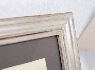 Luxusní rámování obrazu pohledu na Prahu od Jiřího Klose do modelového rámu s uzavřeným rohem